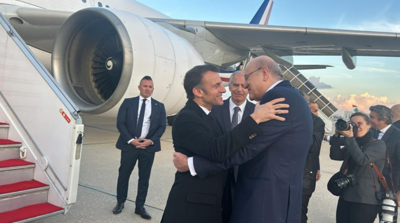ماكرون يزور لبنان.. وفرنسا تصفها بـ"الفرصة التاريخية"